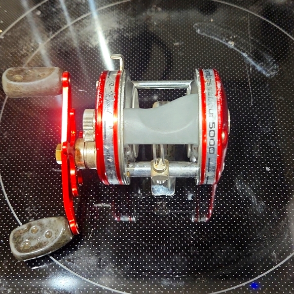 Red Abu Garcia Ambassador 5000 - Picture 1 of 3